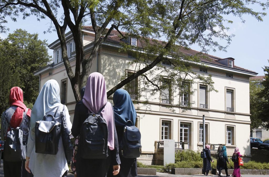 Studentinnen vor dem  Zentrum für Islamische Theologie Foto: Horst Haas
