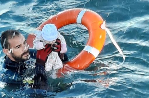 Ein Foto zeigt die dramatische Rettungsaktion im Mittelmeer. Foto: dpa/---