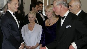 Royaler Glanz auf dem roten Teppich vor der Royal Albert Hall: Prinz Charles (vorne rechts) und seine Frau Camilla kamen zur Premiere des neuen Bond-Films. Foto: AP