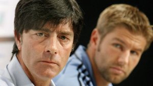 Bundestrainer Joachim Löw (links) und der damalige Nationalspieler Thomas Hitzlsperger im Jahr 2008. Foto: dpa