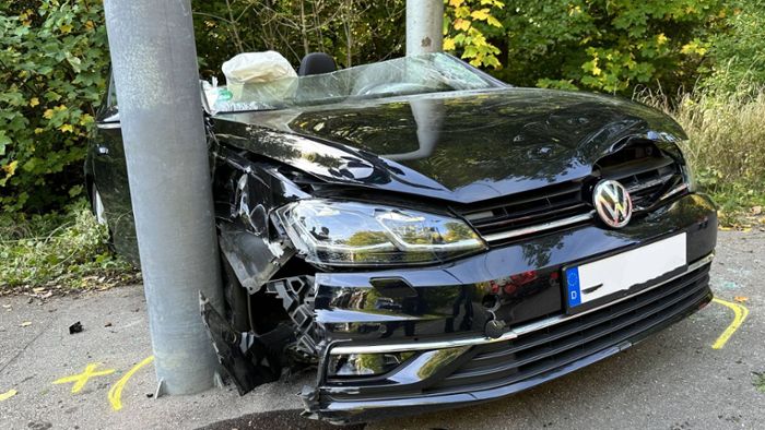 Unfall in Stuttgart-Sillenbuch: Feuerwehr muss 70-Jährige aus ihrem Auto befreien