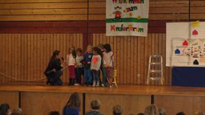 Eine Ampel aus Pappe haben Kinder des Palotti-Kindergartens auf die Bühne mitgebracht, um allen klarzumachen, was sie sich von der Stadt wünschen. Foto: Cedric Rehman