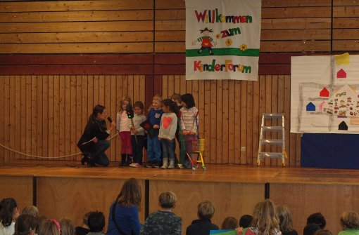 Eine Ampel aus Pappe haben Kinder des Palotti-Kindergartens auf die Bühne mitgebracht, um allen klarzumachen, was sie sich von der Stadt wünschen. Foto: Cedric Rehman