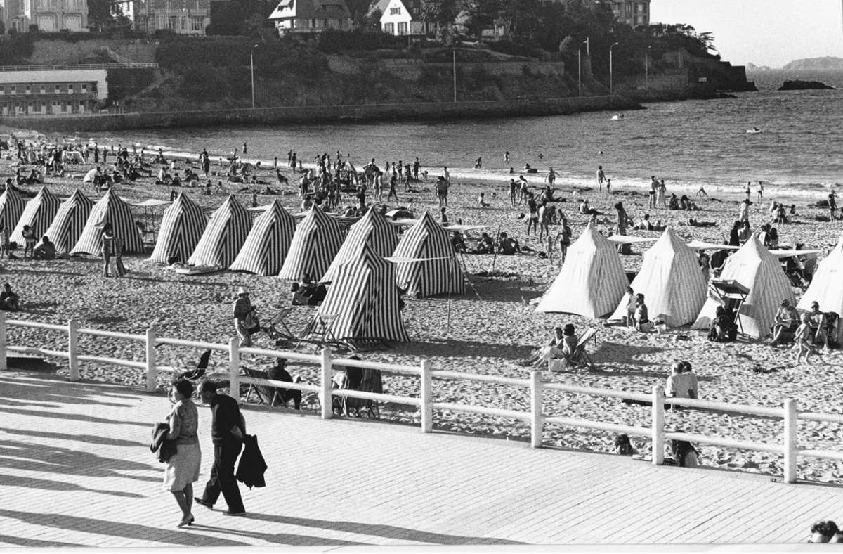 Eine sommerliche Szene vom Strand in der Bretagne im Jahr 1971 Foto: Manfred Storck (cf), Stadtumseum