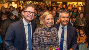 Florian Bargmann und seine Frau Franziska freuen sich mit dem bisherigen Amtsinhaber Steffen Bühler (von links). Foto: Helmut  Pangerl