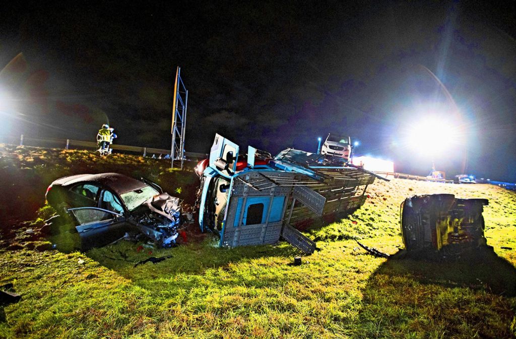 Bei einem  tragischen  Unfall auf der B 464 durchbrach ein Sattelzug die Leitplanke. Foto: 7aktuell.de/Simon Adomat