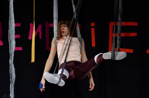 Britta Gemner als Frau, die buchstäblich in den Seilen hängt Foto: Heike Mondschein