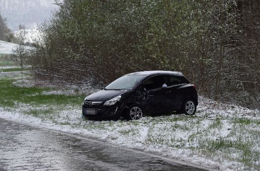 Das könnte auch Autofahrern im Raum Stuttgart passieren: Wie hier in der Nähe von Albstadt hat das Winterwetter noch einmal zugeschlagen. In Stuttgart kann es vor allem nachts richtig glatt werden. Foto: SDMG