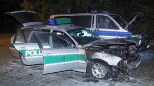 In Dresden wurden zwei Polizeifahrzeuge angezündet. Foto: dpa