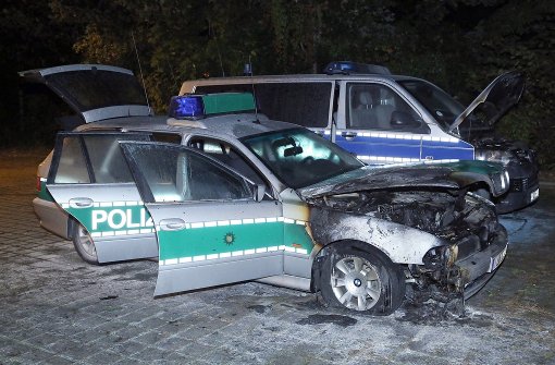 In Dresden wurden zwei Polizeifahrzeuge angezündet. Foto: dpa