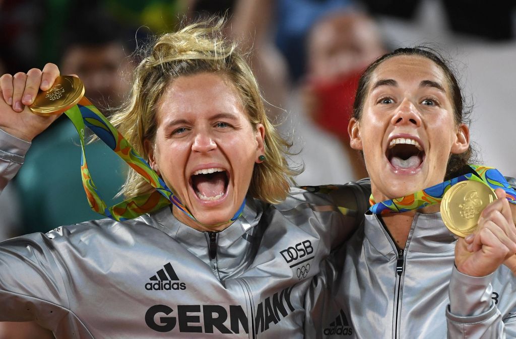 Gooooold! Die deutschen Boeachvolleyballerinnen Kira Walkenhorst (rechts) und Laura Ludwig  haben bei den Spielen in Rio de Janeiro den Hauptpreis  abgeräumt und sich einen weiteren Titel geholt: Sie sind nicht nur Olympiasiegerinnen, sondern auch die Königinnen der Copacabana. Dort waren die „Sandwühler“ nämlich am Start.