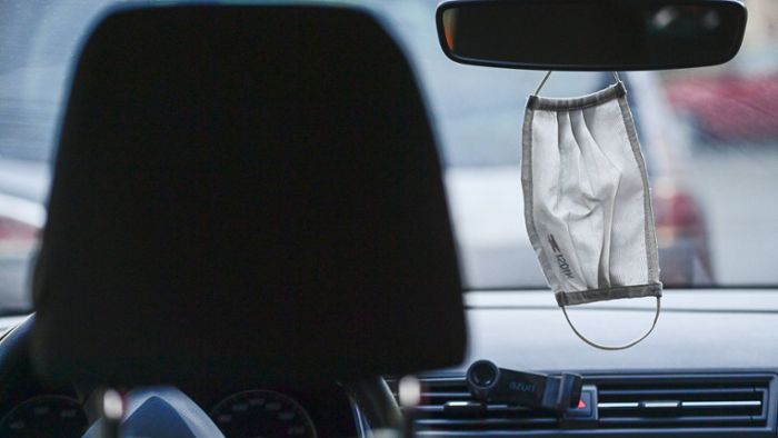 Masken könnten wie Warnwesten in Autos Pflicht werden