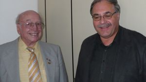 Der erste Vorsitzende  von 1973 Emil Ziegler (li.)  und der heutige Vorstand Klaus Enslin im Jahr 2011. Foto:  