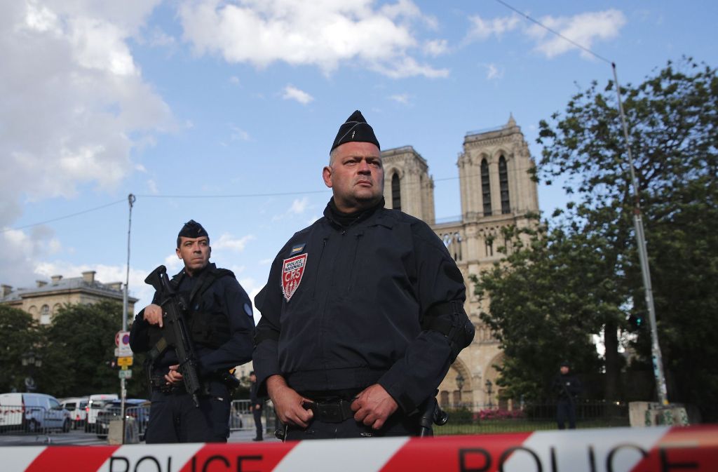 Polizisten vor der Kirche Notre-Dame