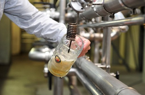 Die Brauerei Alpirsbacher wirbt mit dem Schwarzwald – der Konkurrent Rothaus aber auch Foto: dpa