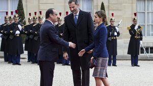 König Felipe (Mitte) und Königin Letizia von Spanien haben nach dem Absturz der Germanwings-Maschine ihren Staatsbesuch in Frankreich abgebrochen. Das Königspaar hatte den französischen Staatspräsidenten François Hollande getroffen. Foto: dpa
