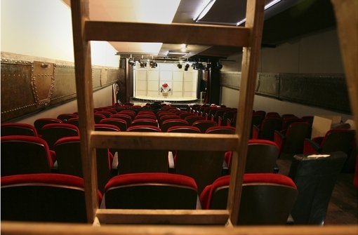 Die roten Sitzbänke passen schon mal: Im Theaterschiff steht am Dienstag der Weihnachtsmann auf der Bühne. Foto: Michael Steinert