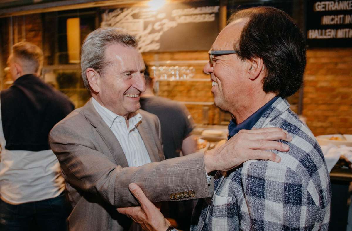 Der frühere EU-Kommissar Günther  Oettinger (links) gratuliert Christoph Sonntag zum 60. Geburtstag.