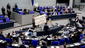 Aktivisten stellen sich während Schäuble-Rede tot