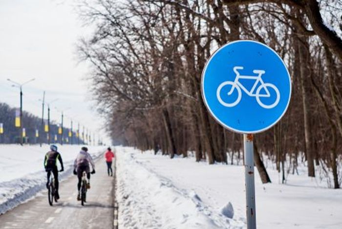 Damit Fahrradfahrer in der kalten Jahreszeit nicht aus Frust über nicht geräumte Radwege aufs Auto umsteigen, fordert der ADFC einen verlässlichen Winterdienst.