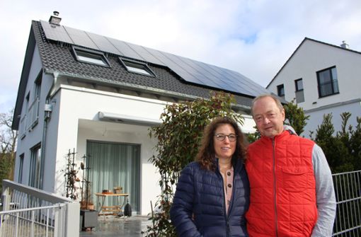 Alexandra und Joachim Schadow haben ein Haus gebaut, das mehr Energie erzeugt als es benötigt. Foto: Caroline Holowiecki