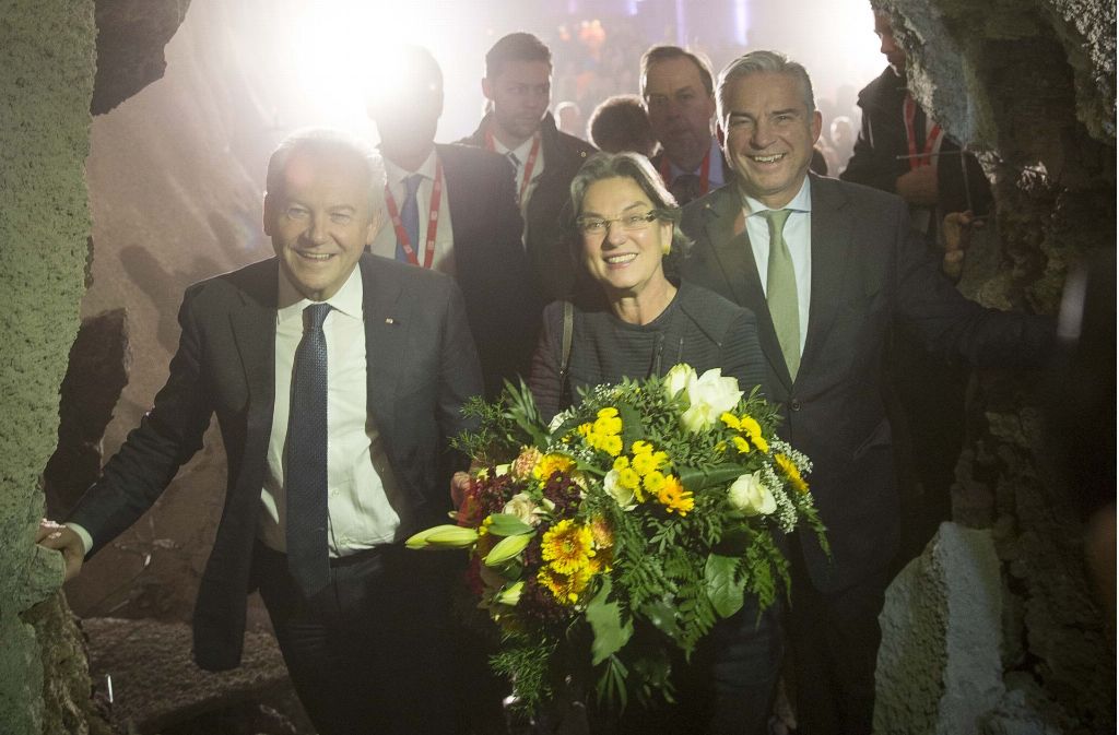 Bahnchef Rüdiger Grube, Tunnelpatin Simone Herrmann und Vize-Regierungschef Thomas Strobl (von linsk) haben den Tunneldurchschlag mit gefeiert.