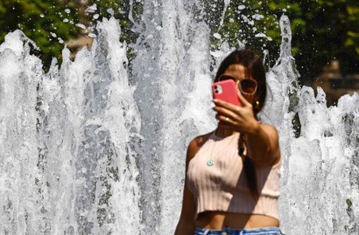 Ungefährlich: Eine Frau macht ein Selfie vor einem Springbrunnen. Manchmal nutzen Jugendliche jedoch Felsen, Hochhäuser oder Bahngleise als Kulisse für ein spektakuläres Foto. Foto: AFP/David Gannon