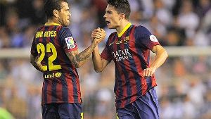 Dani Alves (links) vom FC Barcelona hat eine rassistische Attacke gegnerischer Fans souverän gekontert. Foto: Getty Images
