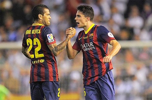 Dani Alves (links) vom FC Barcelona hat eine rassistische Attacke gegnerischer Fans souverän gekontert. Foto: Getty Images