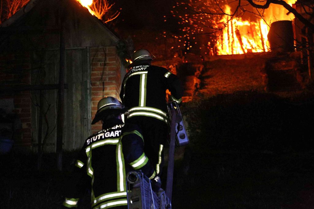 Feuerwehreinsatz in den Weinbergen von Stuttgart-Obertürkheim: Gartenhütten brennen.