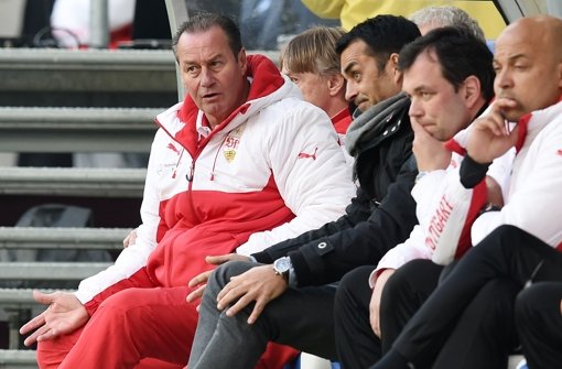 Sitzt Huub Stevens nach einer Niederlage in Hannover immer noch auf der Trainerbank des VfB Stuttgart? Foto: Bongarts