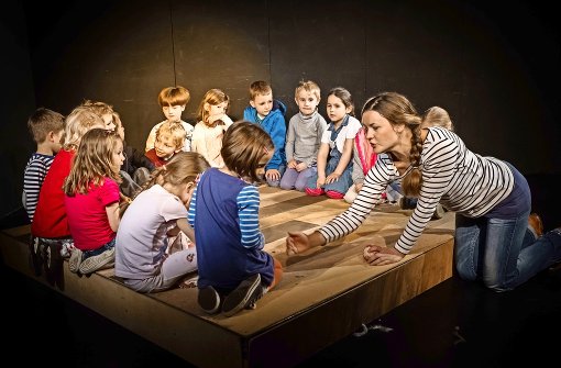 Die Theaterpädagogin Anetta Dick beeindruckt die Kinder im Studio-Theater. Diese sind voll konzentriert bei der Sache. Foto: Lichtgut/Achim Zweygarth