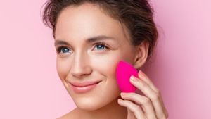 Foundation oder Concealer: Richtig angewendet können beide Make-up-Produkte für einen ebenmäßigen Teint sorgen. Foto: RomarioIen/Shutterstock