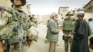 Bundeswehrsoldaten im Gespräch mit Dorfbewohnern in der Nähe von Kabul. Ortskräfte halfen der Truppe jahrelang unter anderem als Dolmetscher. Foto: imago images/Stefan Trapp/e