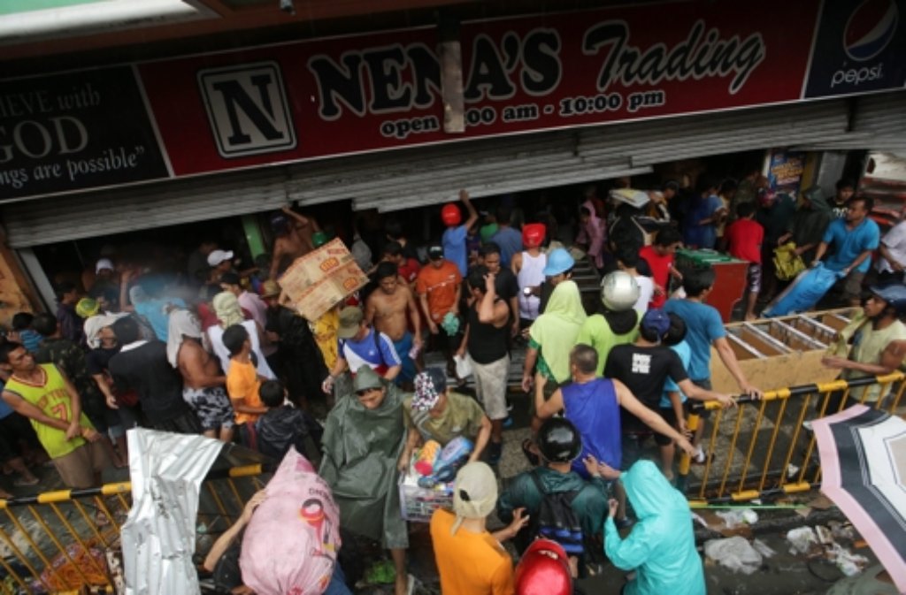 Inmitten der anrollenden Hilfslieferungen auf den Philippinen sind in der weitgehend zerstörten Stadt Tacloban auf der Insel Leyte die ersten Toten zu Grabe getragen worden.