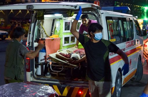Bei dem Anschlag sind ersten Informationen zufolge zahlreiche Menschen ums Leben gekommen. Foto: AFP/WAKIL KOHSAR