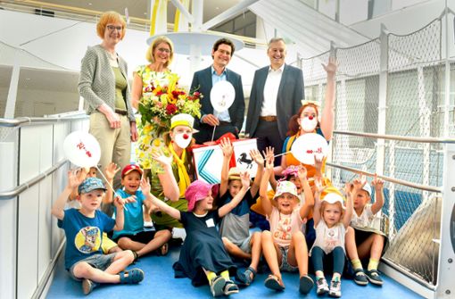 Die Olgäle-Stiftung ist 25 Jahre alt, das freut nicht nur Präsidentin Stefanie Schuster (mit Blumenstrauß). Foto: /Max Kovalenko
