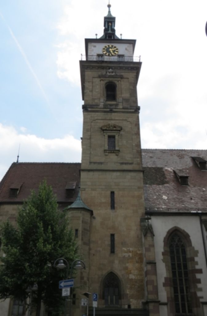 50 Meter hoch ist der Turm der Stadtkirche. An der Fassade ist der Übergang von den alten zu den jüngeren Steinen zu erkennen.