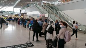 Am Flughafen in Stuttgart bilden sich vor den Sicherheitskontrollen lange Anstehschlangen. Foto: Lichtgut/Max Kovalenko/Lichtgut/Max Kovalenko