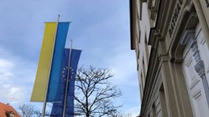 Die Ukraine- und die Europaflagge vor dem Ludwigsburger Rathaus am Donnerstag. Foto: StZN/Susanne Mathes