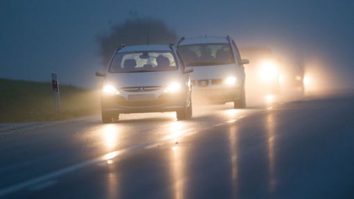 Wenn sich Fahrzeugkolonnen im Nebel bilden, besteht ein besonders hohes Unfallrisiko. Deswegen gilt: Geschwindigkeit reduzieren und Sicherheitsabstand vergrößern. Foto: dpa/Tobias Hase