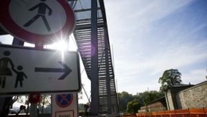 Vor kurzem ist die provisorische Brücke über die Neckartalstraße aufgebaut worden, nun kann sie auch genutzt werden. Foto: Lichtgut/Max Kovalenko
