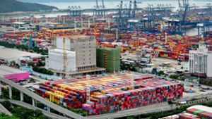 Im Hafen von Yantian stapeln sich Tausende von Containern. Die Lieferzeiten für viele Güter haben sich verdoppelt. Foto: AFP/STR