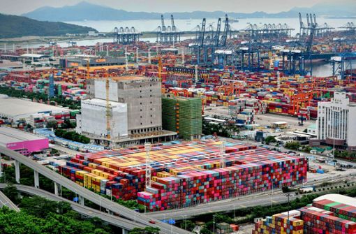 Im Hafen von Yantian stapeln sich Tausende von Containern. Die Lieferzeiten für viele Güter haben sich verdoppelt. Foto: AFP/STR