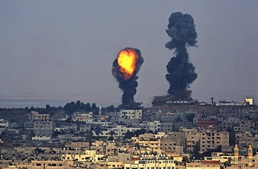 Dichter Rauch über Gaza-Stadt Foto: dpa