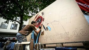 Andreas Mann arbeitet bei der Stiftskirche an seinem Graffito Foto: Lichtgut/Leif Piechowski