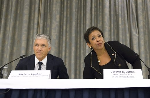 Der Schweizer Justizminister Michael Lauber (links) und die amerikanische Justizministerin  Loretta Lynch (rechts) bei einer Pressekonferenz zu den Fifa-Ermittlungen am Montag Foto: AP