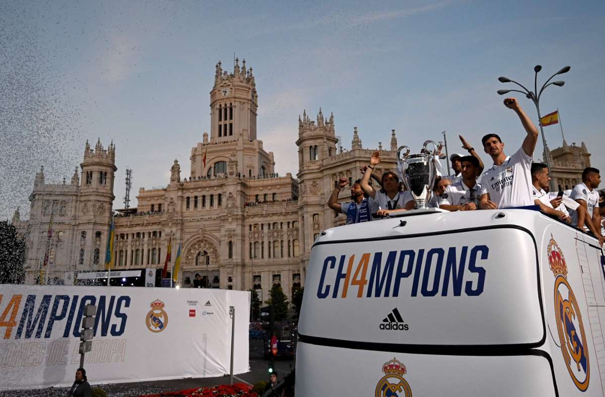 Bei der Siegesparade von Real Madrid jubelten Zehntausende Fans ihren Helden zu.