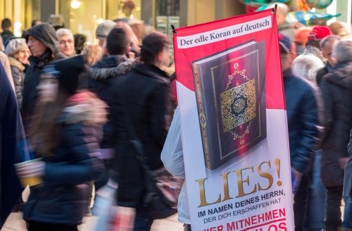 Schweizerische und deutsche Sicherheitsbehörden werten das Projekt Lies als Rekrutierungsaktion, in der junge Menschen für einen radikal interpretierten Islam geworben werden Foto: dpa
