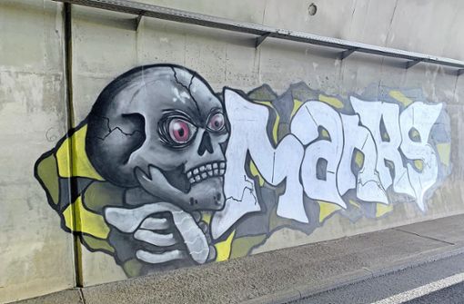Noch sind die großflächigen Graffiti in den B 14-Tunneln zu sehen. Doch das soll sich bald ändern. Foto: RP Stuttgart